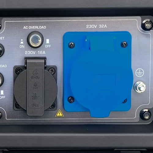 Obecność gniazd 16A i 32A zapewnia uniwersalność podłączenia